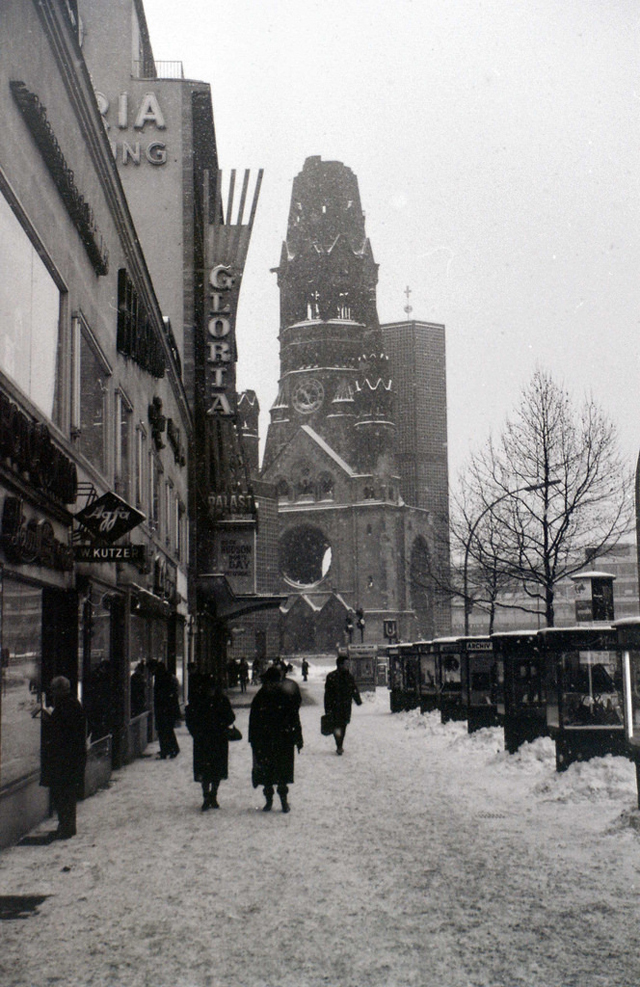 40 Schwarz-weiß Schnappschüsse zeigen den Alltag in Berlin im Winter 1964_Ha