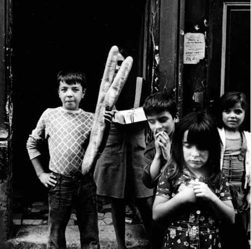 25 photographies vintage intéressantes d’enfants se promenant avec leurs baguettes dans les rues de Paris _ nan