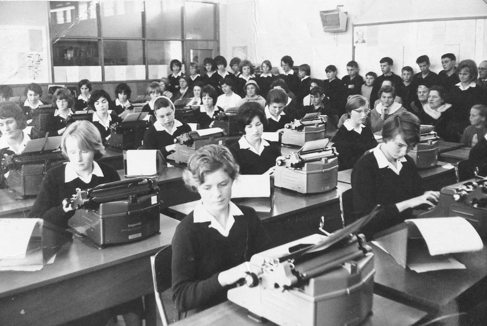 Capturing the Art of Typing: Vintage Photographs Show High School Typing Classes from 1950s to 1970s_Ha