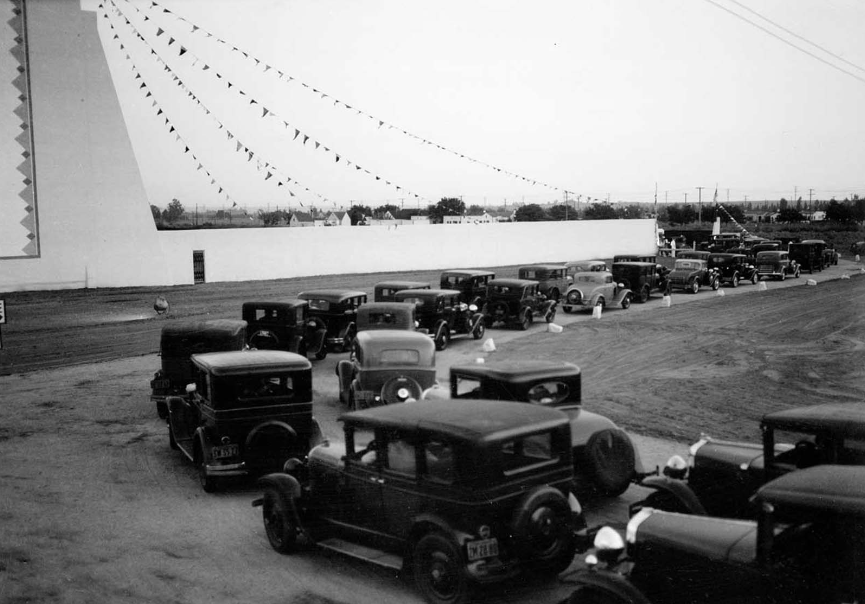 The days of the drive-in movie theaters through rare photographs, 1930-1950 _ nan