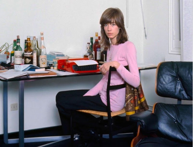 Photos de portrait de Françoise Hardy dans son nouvel appartement à Paris en 1971 _ nan