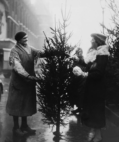 27 photos vintage impressionnantes qui montrent les fêtes de Noël dans les rues de Paris dans le passé _ nan