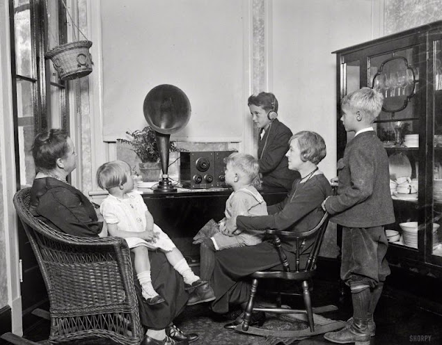 Avant la télévision : des photos intéressantes de personnes avec leur radio pendant l’âge d’or de la radio _ nan