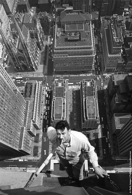 Don’t Look Down! Vintage Photographs of Skyscraper Window Cleaners From the Past_Ha