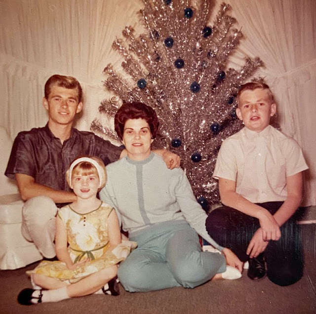 Lovely Vintage Christmas Family Photos From the 1960s_Ha