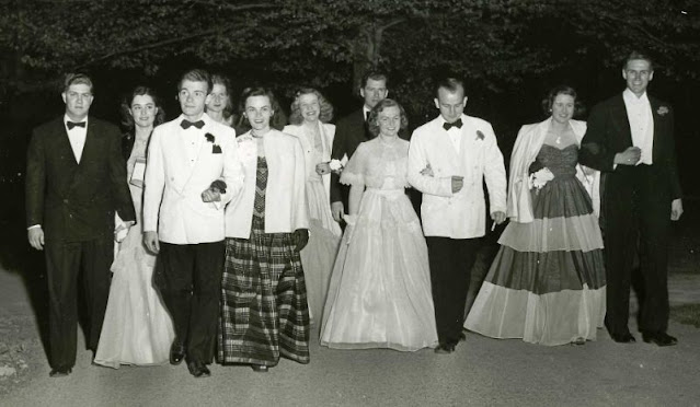 40 Vintage Photos Show What Prom Styles Looked Like in the 1940s_Ha