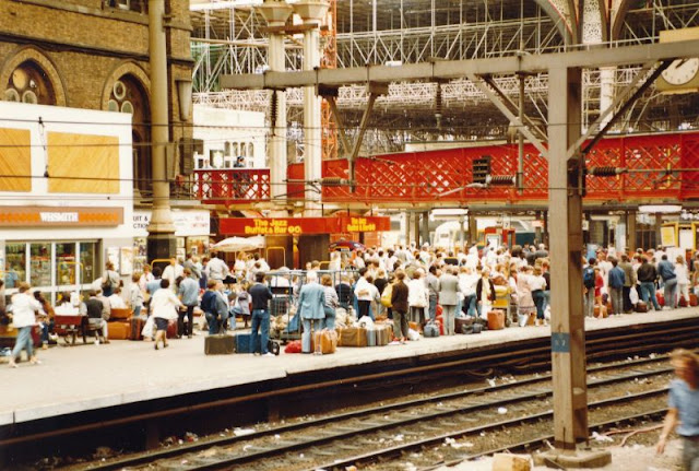 40 Fascinating Photos Capture Street Scenes of London in the Mid-1980s_Ha