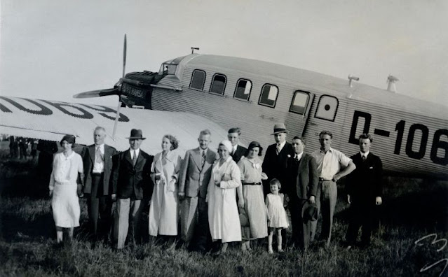 27 Vintage Fotos Erfassen Menschen, die vor Flugzeugen posieren_Ha