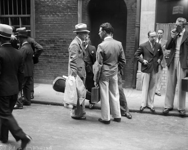 Amazing Vintage Photographs Show Everyday Life in London’s Soho During the 1930s_Ha