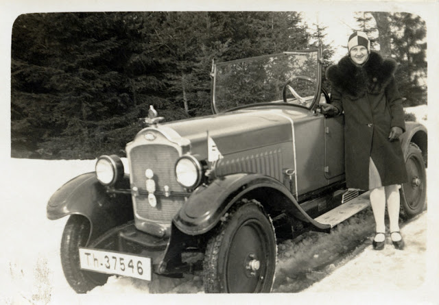 18 Faszinierende Vintage-Schnappschüsse deutscher Damen, die sich in den 1920er Jahren mit ihren Autos posieren_Ha