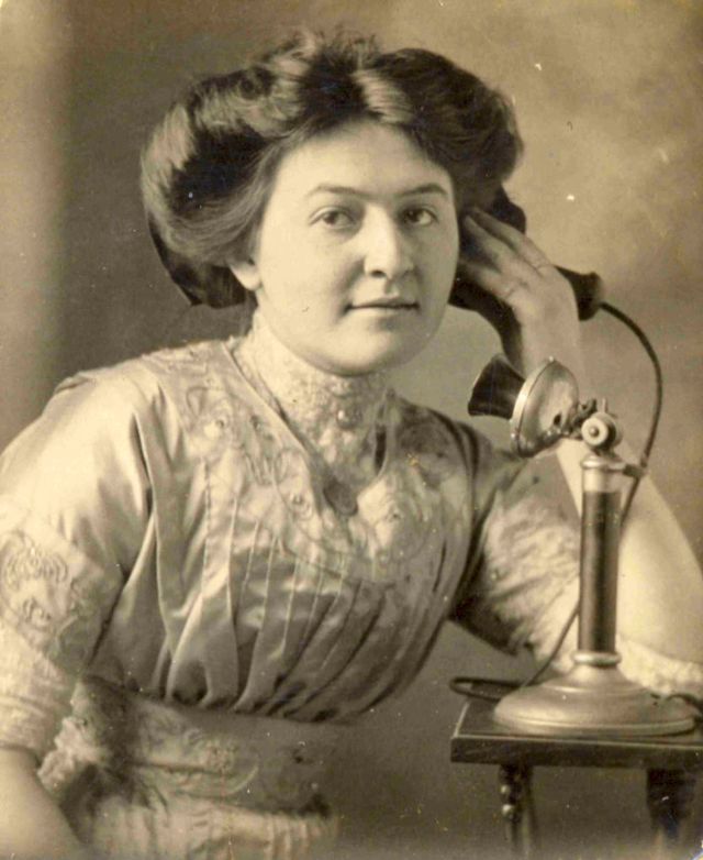 100 Years Before the Smartphone: 40 Photos of People Talking on Telephones in the Late 19th and Early 20th Centuries_Ha