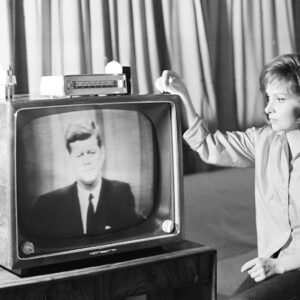 14 Historical Photos That Show the Evolution of Television From the 1920s Through the 1970s_Ha