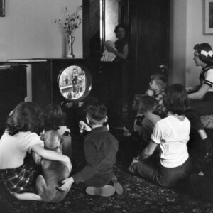 25 Old Pictures of People Watching TV in 1950s_Ha