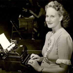 Before Computer: Vintage Photos of People From the Past With Their Typewriters_Ha