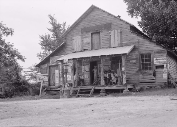 Interesting Pictures of a Country Store on Dirt Road in North Carolina, 1939; And Surprise That It Is Still Standing More Than 70 Years Later! _ nan