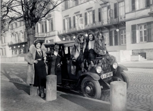 Des photos vintage incroyables de personnes posant avec des automobiles Citroën _ nan