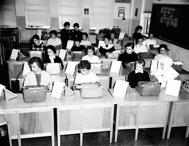 30 Vintage Photographs Capture Scenes of High School Typing Classes From Between the 1950s and 1970s_Ha