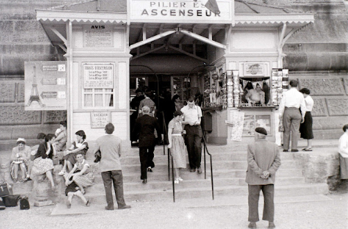 50 photographies vintage intéressantes qui capturent des scènes de rue de Paris au milieu des années 1950 _ nan