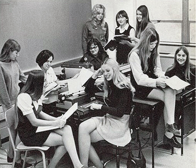 Mini Skirts in the Classroom in the Past_teo