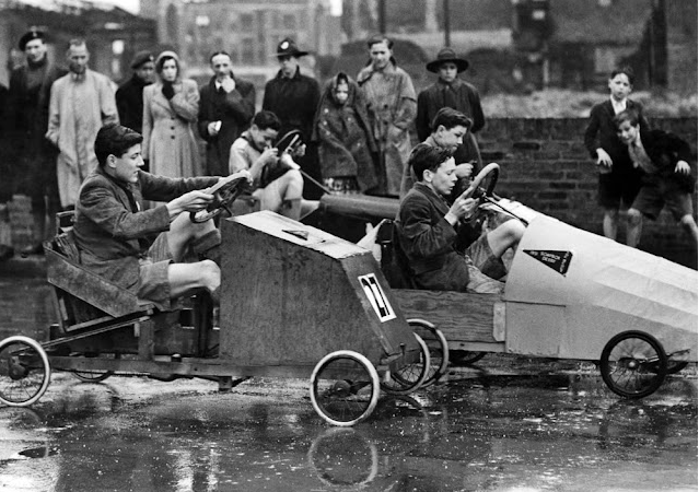 24 Impressive Vintage Photos Capture Street Moments of Children in England During the 1950s_teo