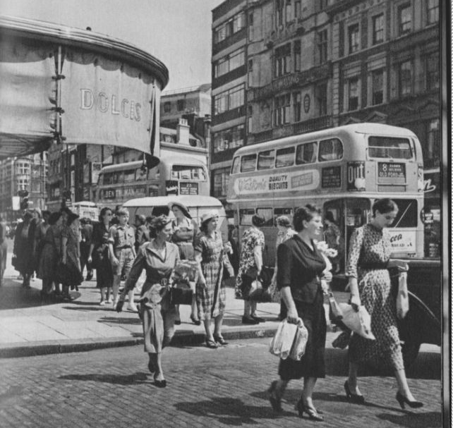 Stunning Black and White Photos of Life in London in the 1950s_teo