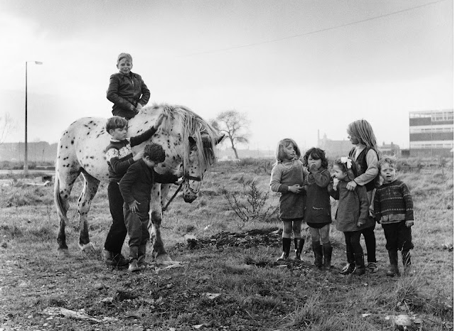 The Last Days of the Slums: 20 Amazing Vintage Photographs Capture Life on the Streets in Manchester in the 1960s_teo