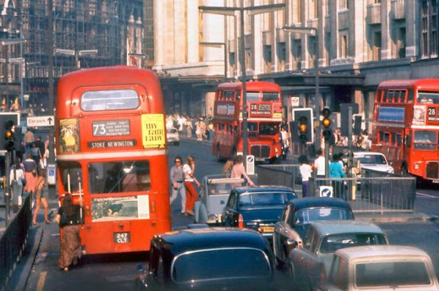 Vibrant Vintage Color Photos of London in 1973_teo