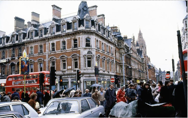 50 Fascinating Color Photos That Capture Street Scenes of London in the 1980s_teo