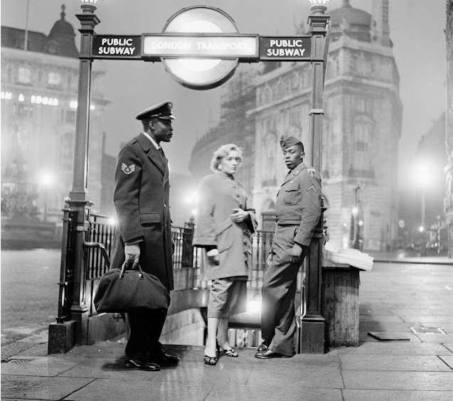 31 Amazing Photos of the London Underground From the 1950s and 1960s_teo