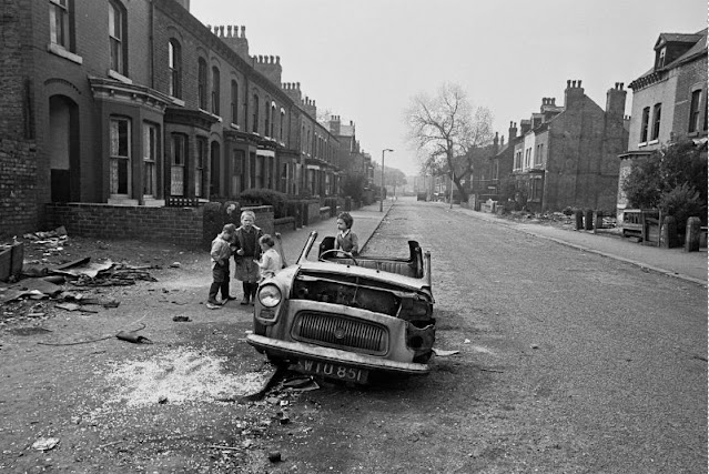 22 Astonishing Pictures That Document Slum Life in Manchester in the Late 1960s and Early 1970s_teo