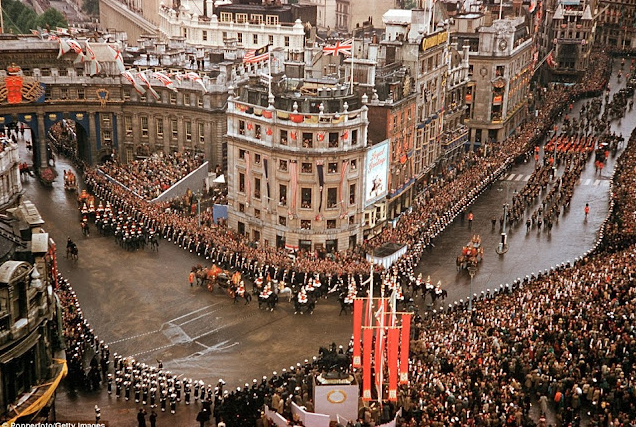 26 Enchanting Color Photographs That Show What Life Was Like in Britain from the 1950s_teo