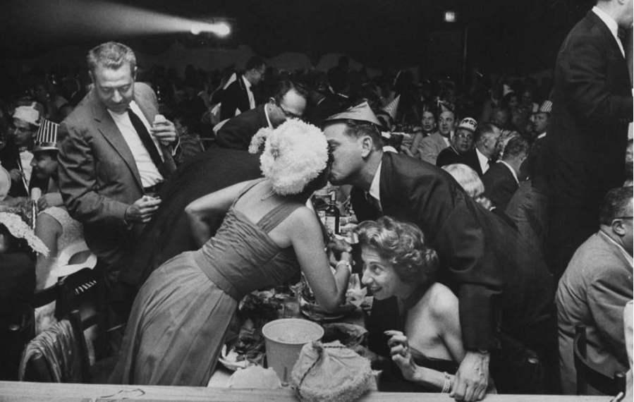 Fun Vintage Photos Show How People Celebrated New Year’s Eve in 1930s to 1950s_teo