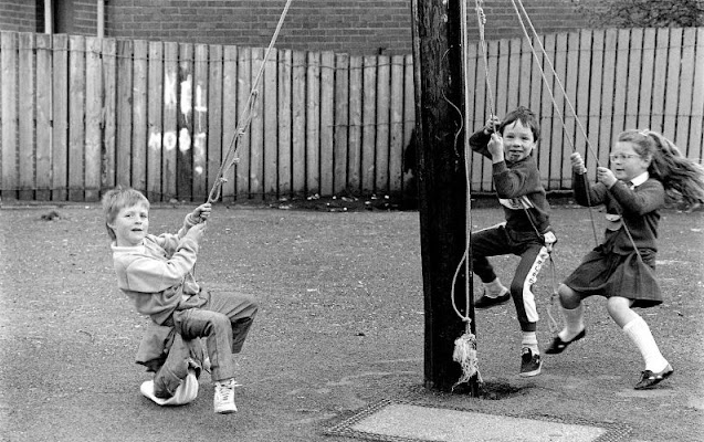 33 Wonderful Black and White Vintage Photos of British Kids Playing on the Streets in the 1980s_teo