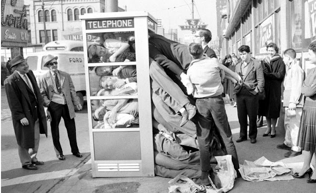 One of the Wild Fads of the 1950s Was Telephone Booth Stuffing_teo