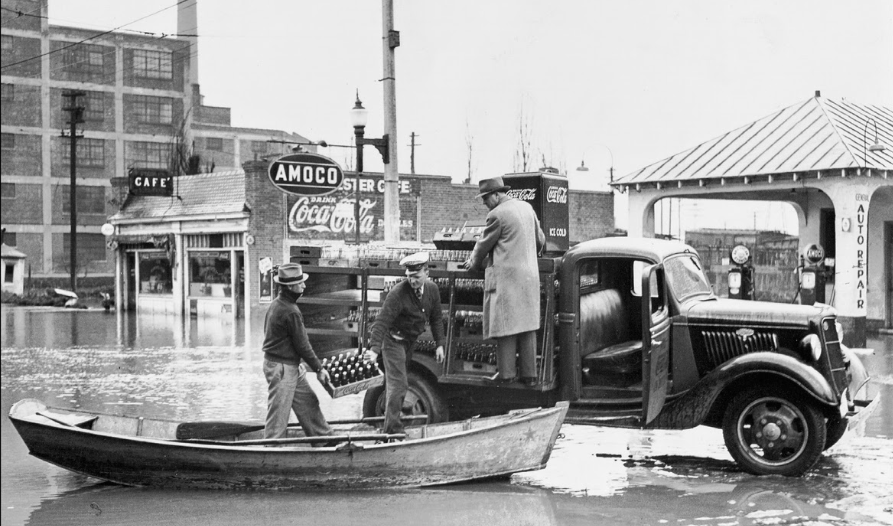 Vintage Photos of Ford Coca-Cola Delivery Trucks From Between the 1920s and 1950s_teo