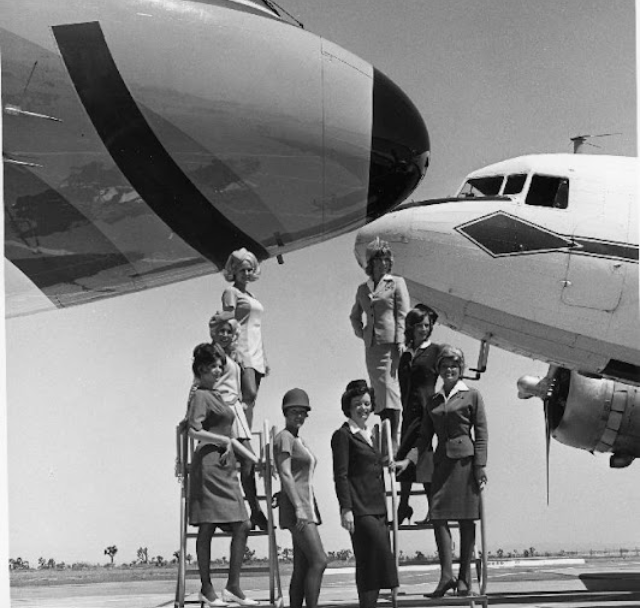 Classic Flight Attendant – Interesting Snapshots of Stewardesses Posing with Airplanes in the Past_teo